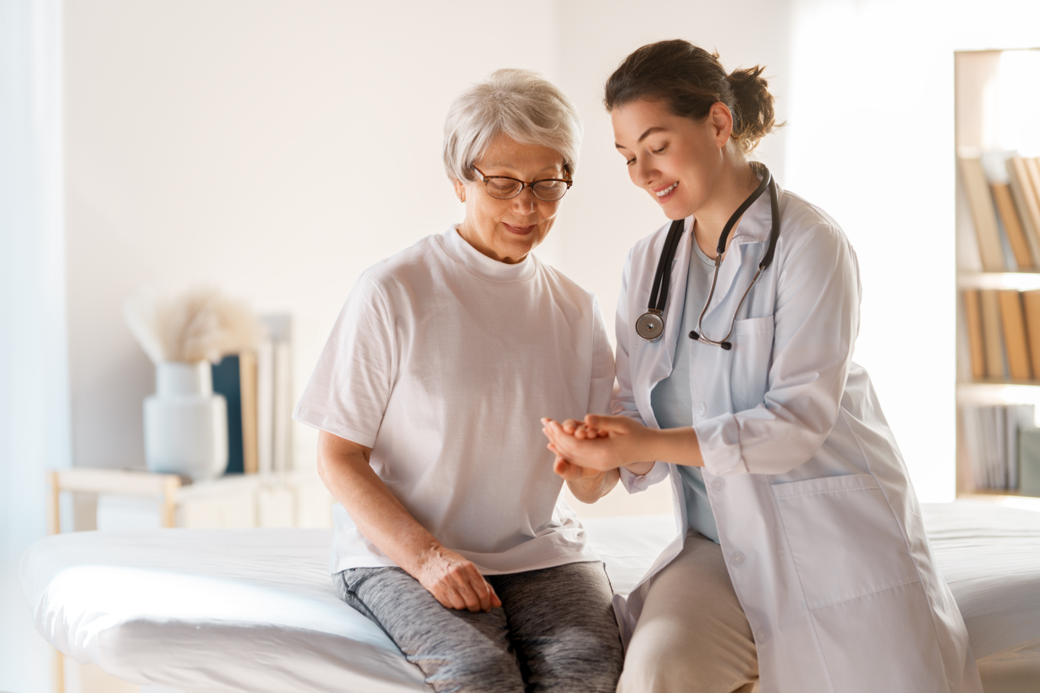 Hospicjum domowe czy stacjonarne? Czym się różnią i kiedy wybrać którą formę opieki