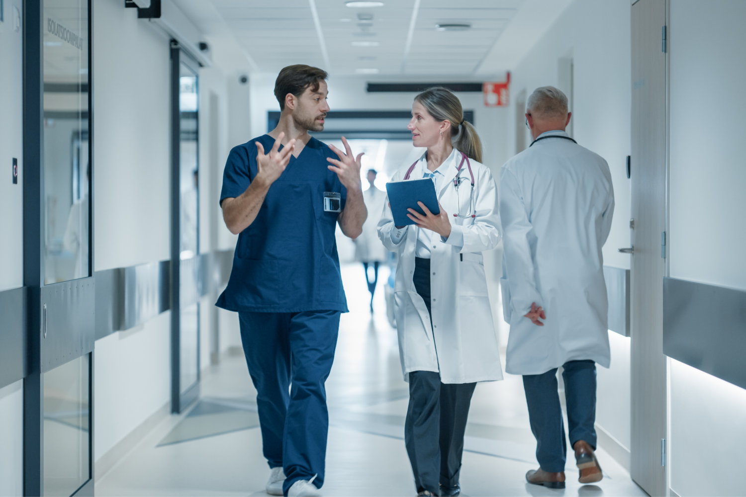 Szpital, poradnia z zielonym logo „Szybka Terapia Onkologiczna"